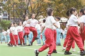 输掉国家德比后，河床球员萨拉斯用拳击打场内拍照的一名人员